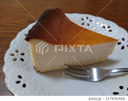 白い皿に乗ったバスクチーズケーキ 127656468