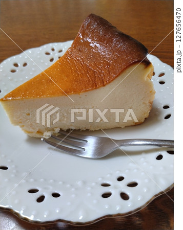 白い皿に乗ったバスクチーズケーキ 127656470