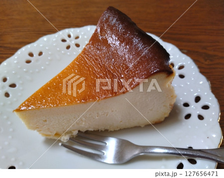 白い皿に乗ったバスクチーズケーキ 127656471