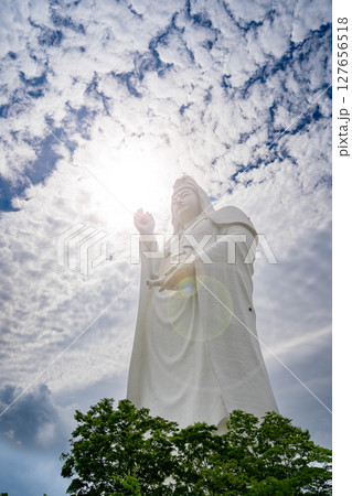 仙台天道白衣大観音（仙台大観音）地上100m12層　三十三観音　右手に如意宝珠　左手に水瓶 127656518