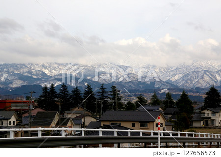 富山市内からみた冬の立山連峰 127656573