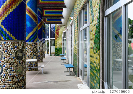 カラフルな建物　琉球ガラス村 127656606