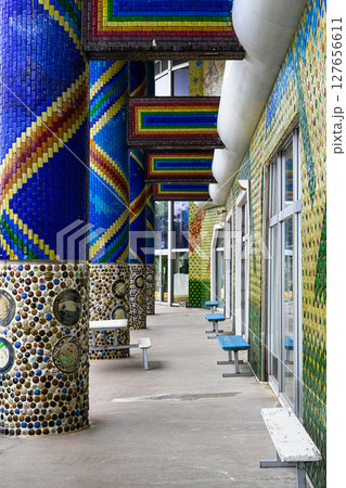 カラフルな建物　琉球ガラス村 127656611