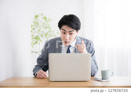 パソコンを使うビジネスマン　画面に向かって怒る　なんなんだよ～！ 127656720