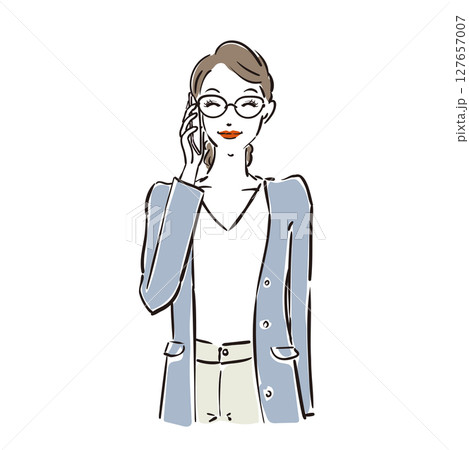 通話するメガネ姿のかっこいいビジネスウーマン 127657007