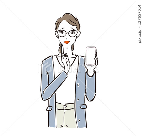スマホを持つメガネ姿のかっこいいビジネスウーマン 127657014