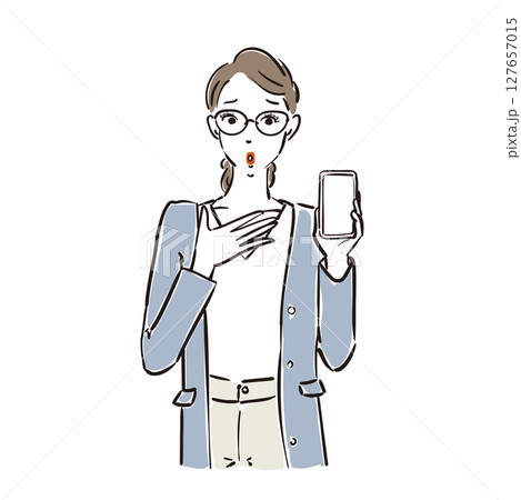 スマホを持つメガネ姿のかっこいいビジネスウーマン 127657015