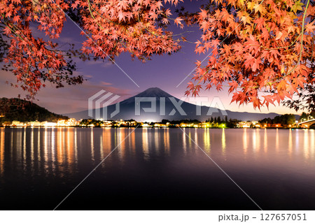 秋の富士山の絶景　紅葉の河口湖の夜景　山梨県河口湖町 127657051