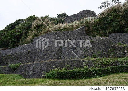 城跡に残る大きな城壁 浦添城跡 城跡に残る大きな城壁 浦添城跡 127657058