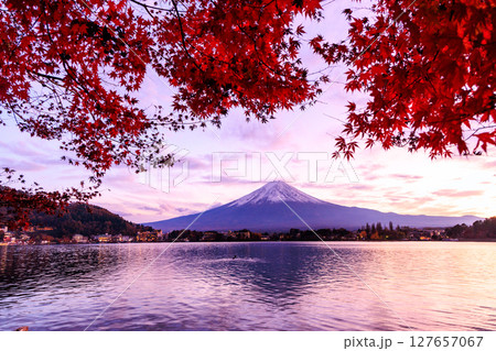 秋の富士山の絶景 夕暮れの河口湖 山梨県河口湖町 秋の富士山の絶景 夕暮れの河口湖 山梨県河口湖町 127657067