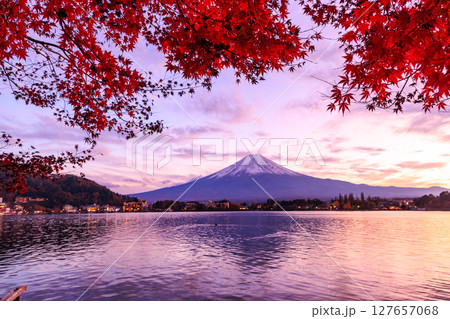 秋の富士山の絶景 夕暮れの河口湖 山梨県河口湖町 秋の富士山の絶景 夕暮れの河口湖 山梨県河口湖町 127657068