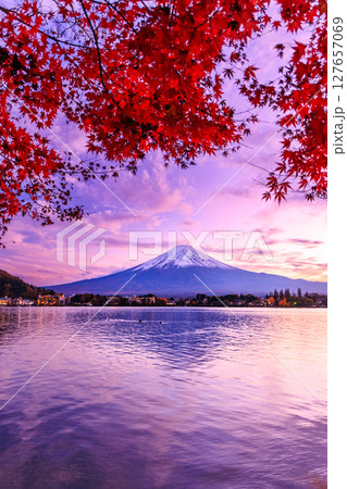 秋の富士山の絶景　夕暮れの河口湖　山梨県河口湖町 127657069