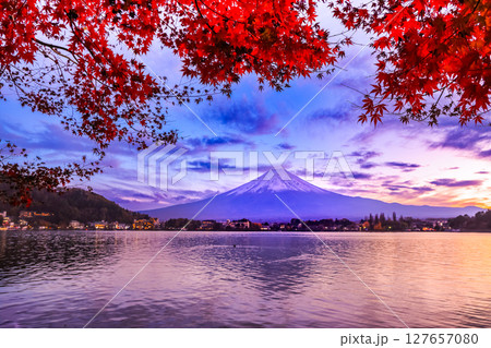 秋の富士山の絶景　夕暮れの河口湖　山梨県河口湖町 127657080
