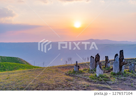 (熊本県)阿蘇山 大観峰の夕景色・日没 (熊本県)阿蘇山 大観峰の夕景色・日没 127657104
