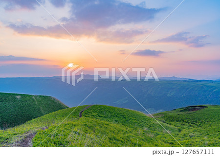 （熊本県）阿蘇山　大観峰の夕景色・日没 127657111
