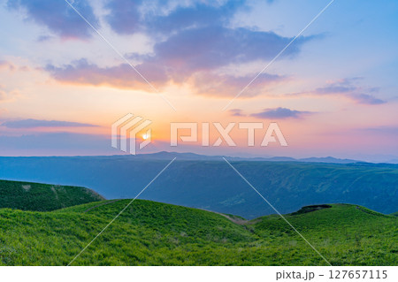 （熊本県）阿蘇山　大観峰の夕景色・日没 127657115