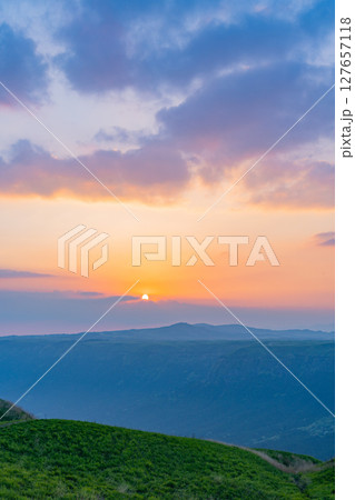 (熊本県)阿蘇山 大観峰の夕景色・日没 (熊本県)阿蘇山 大観峰の夕景色・日没 127657118