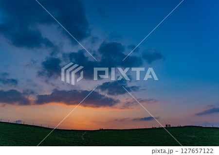 （熊本県）阿蘇山　大観峰の夕景色・日没 127657122