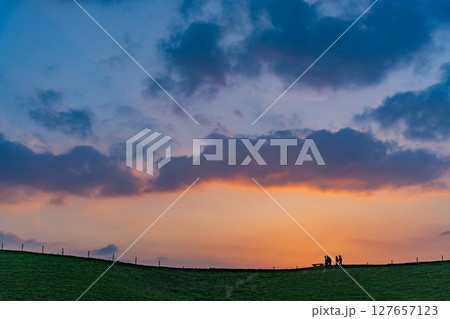 （熊本県）阿蘇山　大観峰の夕景色・日没 127657123