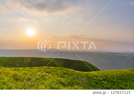 (熊本県)阿蘇山 大観峰の夕景色・日没 (熊本県)阿蘇山 大観峰の夕景色・日没 127657125