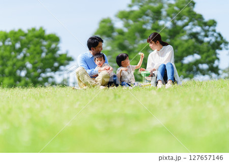 公園でピクニックする四人家族	 127657146