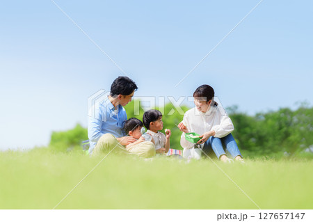 公園でピクニックする四人家族	 127657147