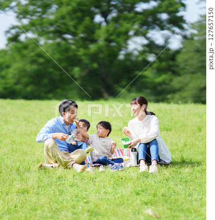 公園でピクニックする四人家族 公園でピクニックする四人家族 127657150