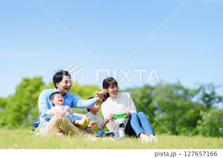公園でピクニックする四人家族 公園でピクニックする四人家族 127657166