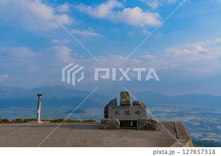 (熊本県)阿蘇山 大観峰展望台 夕景 (熊本県)阿蘇山 大観峰展望台 夕景 127657318