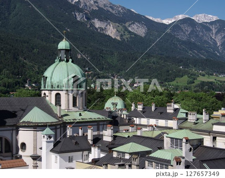 オーストリア インスブルックの街並み オーストリア インスブルックの街並み 127657349