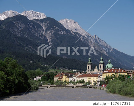 オーストリア　インスブルックの街並み 127657351