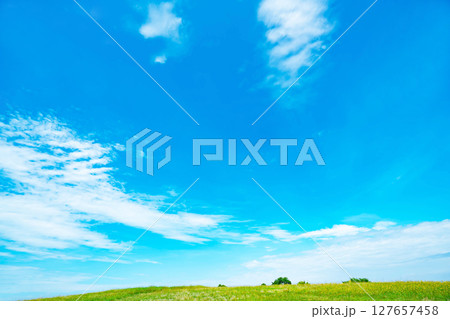 青空と雲と草原 青空と雲と草原 127657458