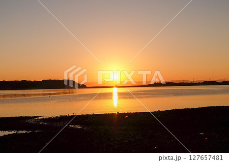 穏やかな海辺の朝焼け / Peaceful Sunrise by the Seashore 穏やかな海辺の朝焼け / Peaceful Sunrise by the Seashore 127657481