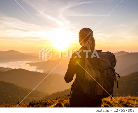 日の出を見つめるソロトレッカー ― 山頂に広がる雲海と黄金のモーニンググロー 日の出を見つめるソロトレッカー ― 山頂に広がる雲海と黄金のモーニンググロー 127657808