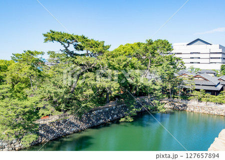 香川県、史跡高松城跡玉藻公園の石垣とお堀 香川県、史跡高松城跡玉藻公園の石垣とお堀 127657894