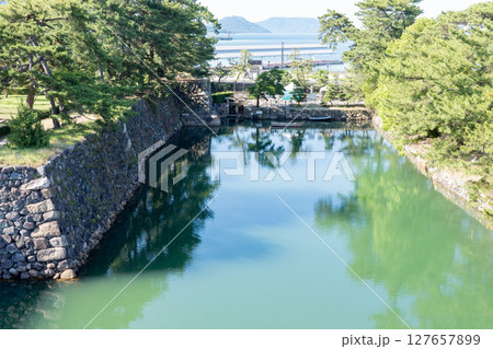 香川県、史跡高松城跡玉藻公園の石垣とお堀 127657899