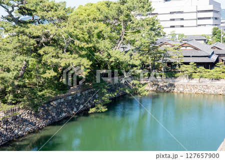香川県、史跡高松城跡玉藻公園の石垣とお堀 香川県、史跡高松城跡玉藻公園の石垣とお堀 127657900