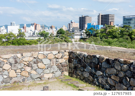 香川県、史跡高松城跡玉藻公園の天守台跡の石垣 香川県、史跡高松城跡玉藻公園の天守台跡の石垣 127657985