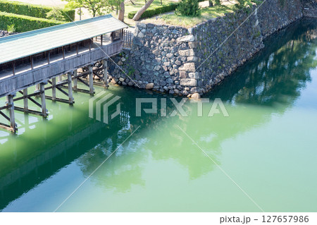 香川県、史跡高松城跡玉藻公園のお堀に掛かる鞘橋 127657986