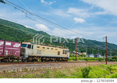 余呉町の田園地帯を走る貨物列車 滋賀県長浜市 余呉町の田園地帯を走る貨物列車 滋賀県長浜市 127658094