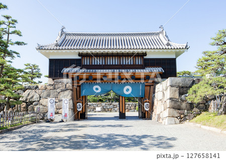 香川県、史跡高松城跡玉藻公園の桜御門 127658141