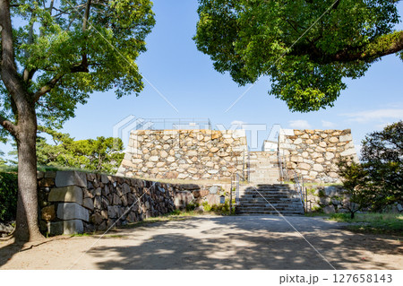 香川県、史跡高松城跡玉藻公園の天守台跡の石垣 香川県、史跡高松城跡玉藻公園の天守台跡の石垣 127658143