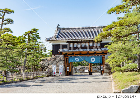 香川県、史跡高松城跡玉藻公園の桜御門 127658147