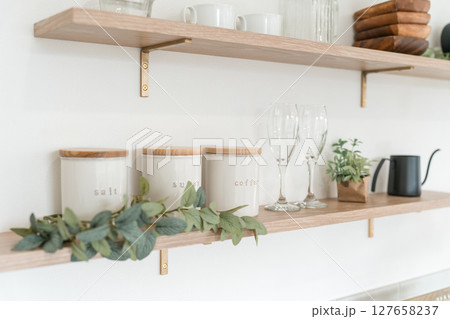 おしゃれなキッチンの収納棚 127658237