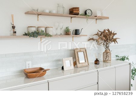 おしゃれなキッチンの収納棚,カップボード,キッチンボード 127658239