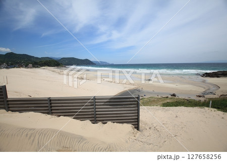 砂浜に続く道 127658256