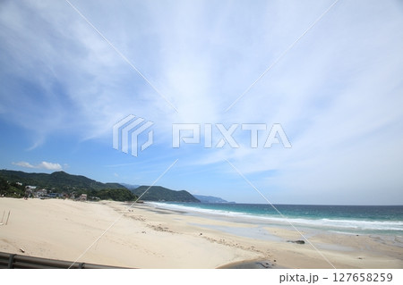 海の見える砂浜 127658259