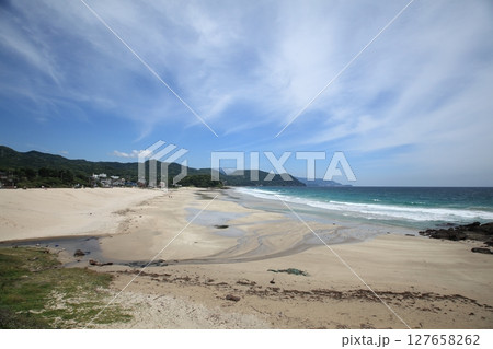 美しい砂浜と海 127658262