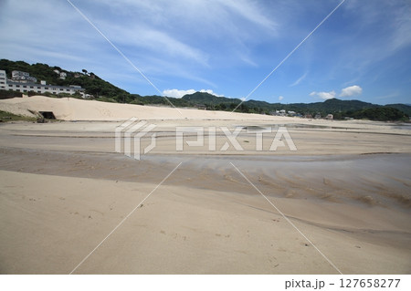 砂浜と青い空 砂浜と青い空 127658277