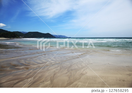 白い砂浜と青い海 127658295